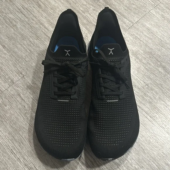 Men's Black Running Shoes - Picture 2 of 8